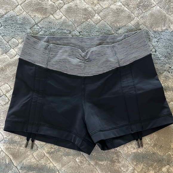 Lululemon Shorts 2.5” Black with Grey Size 4 - Picture 1 of 3